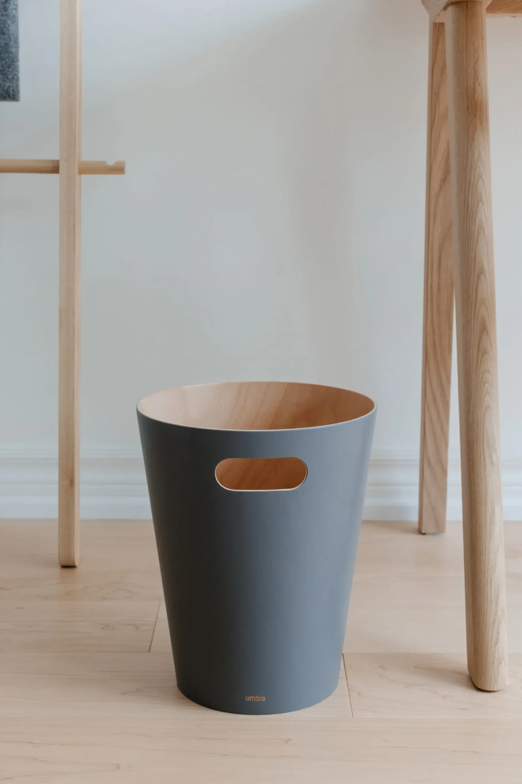 Schreibtische|Kleinmöbel * umbra Papierkorb Woodrow Grau