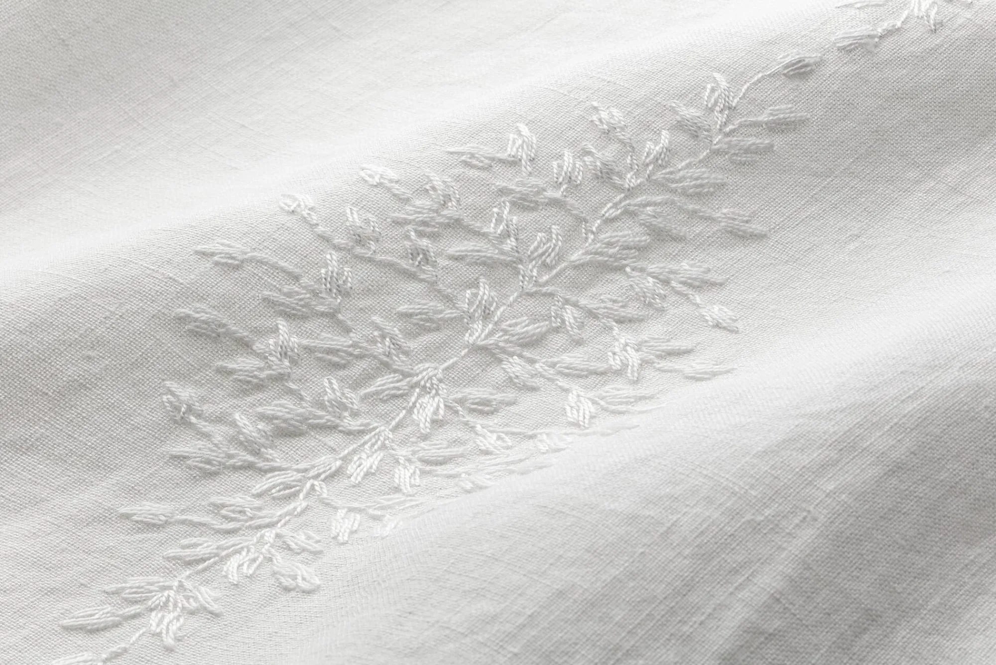 Tischwäsche * Charvet Editions Tischdecke Leinen Blätterranke Weiß